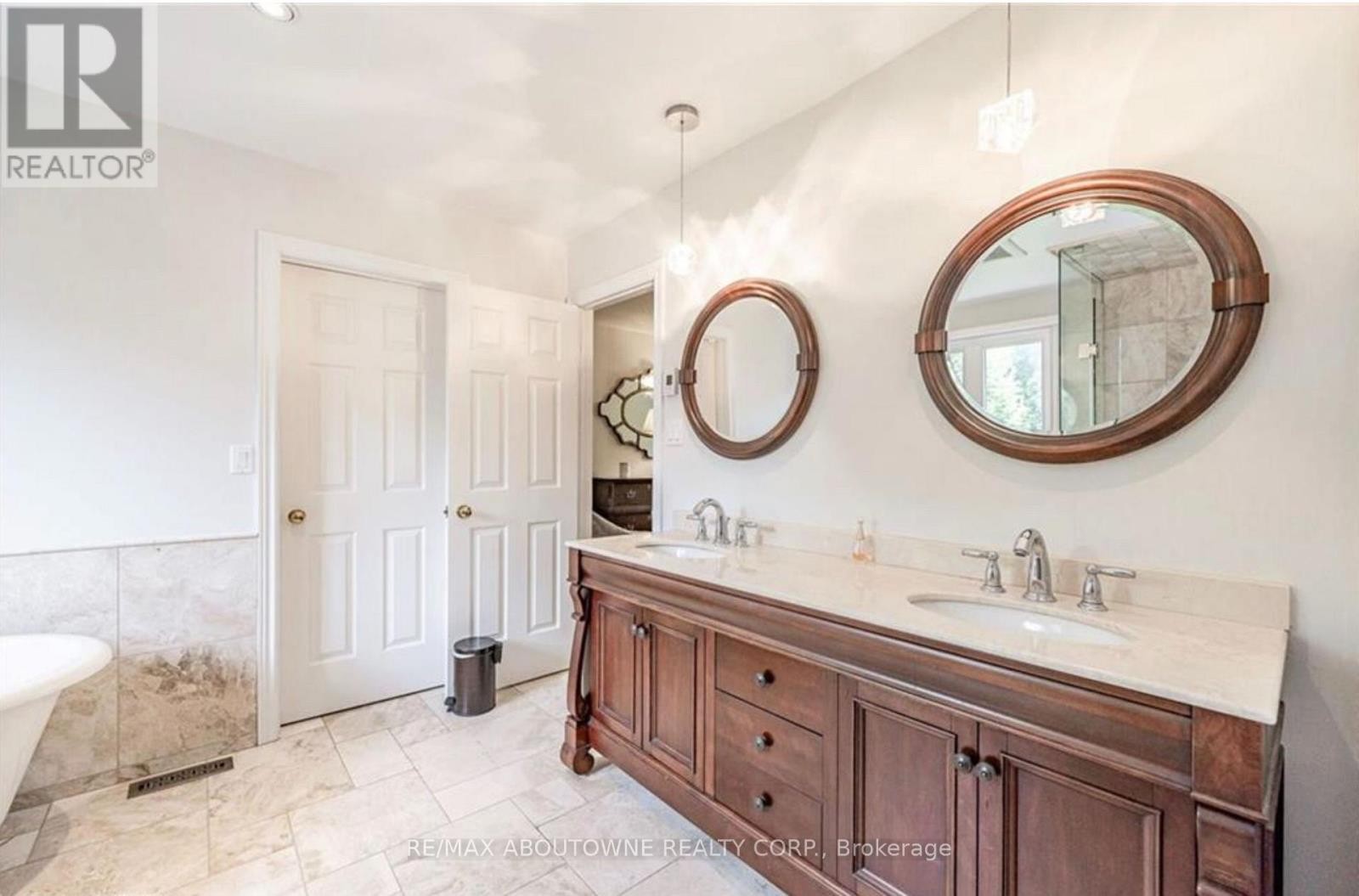












500 BLENHEIM CRESCENT

,
Oakville (FD Ford),




Ontario
L6J6P7

