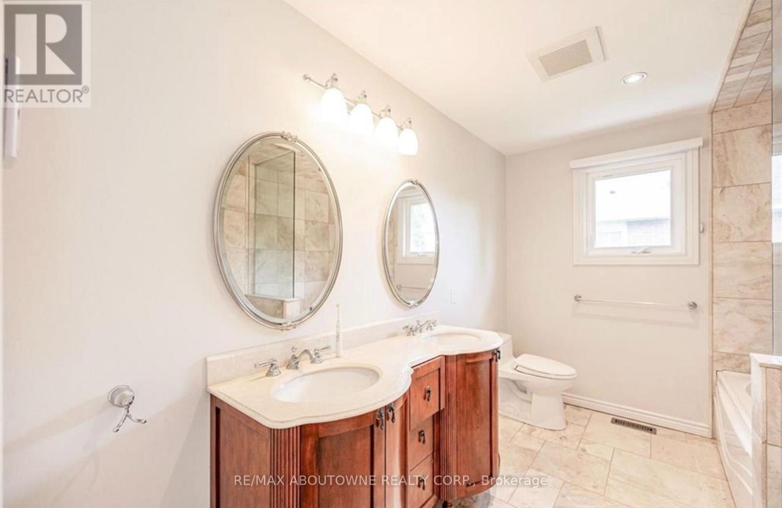 












500 BLENHEIM CRESCENT

,
Oakville (FD Ford),




Ontario
L6J6P7

