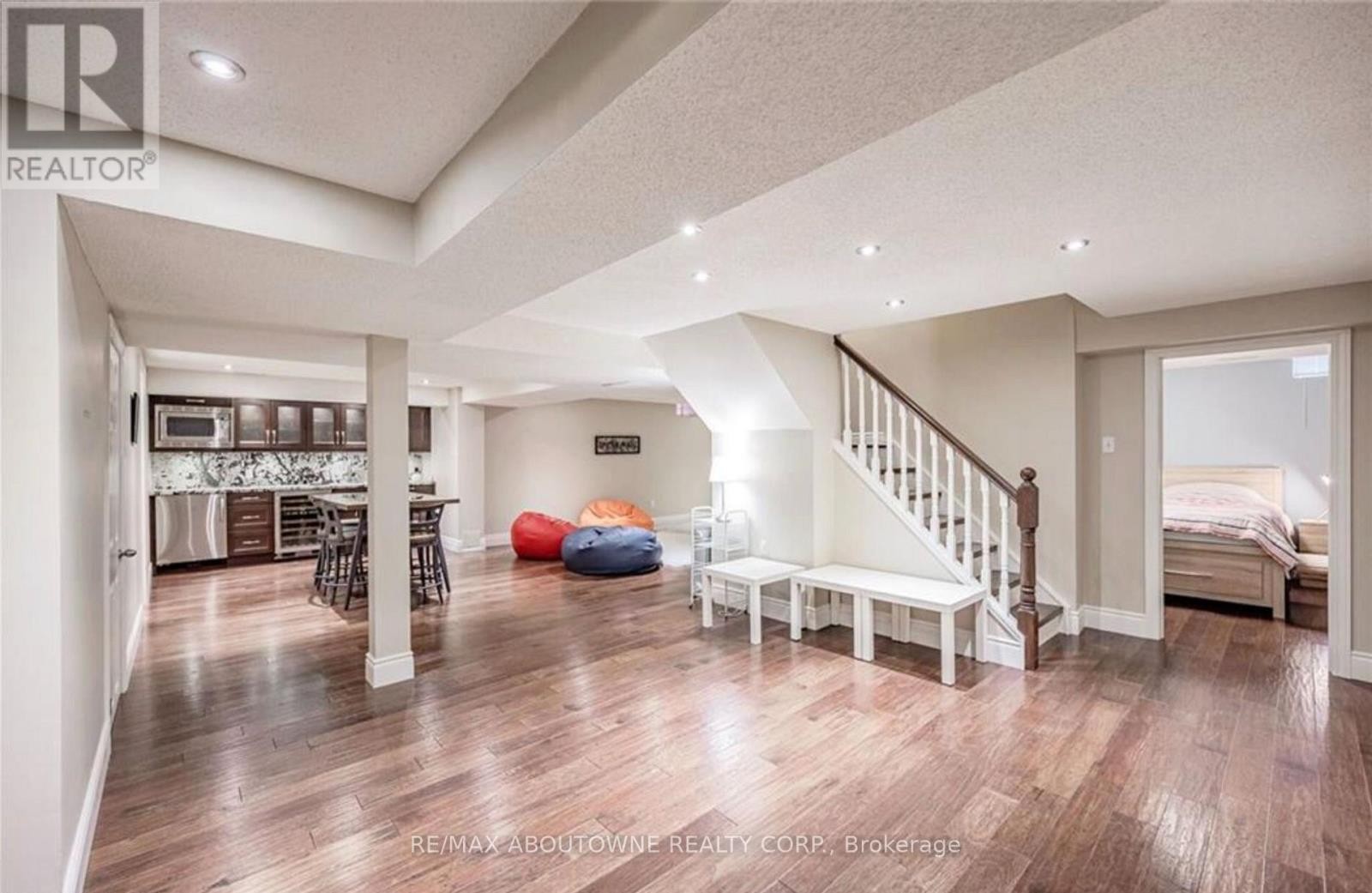 












500 BLENHEIM CRESCENT

,
Oakville (FD Ford),




Ontario
L6J6P7

