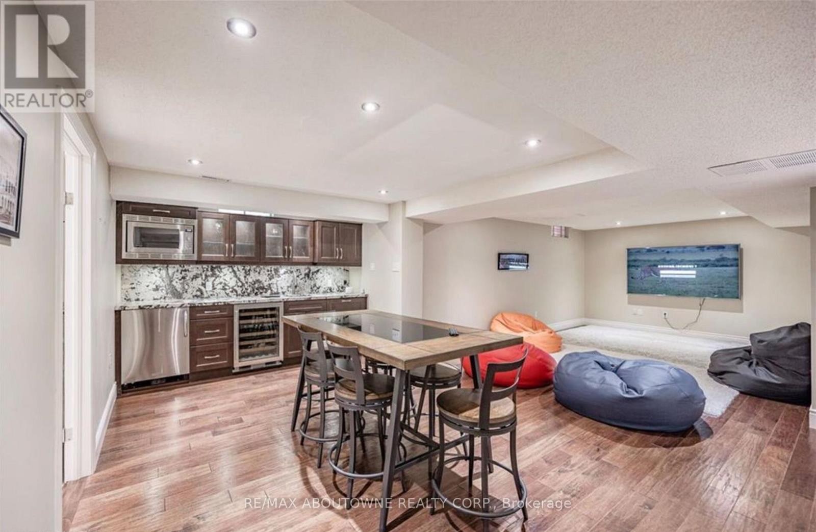 












500 BLENHEIM CRESCENT

,
Oakville (FD Ford),




Ontario
L6J6P7

