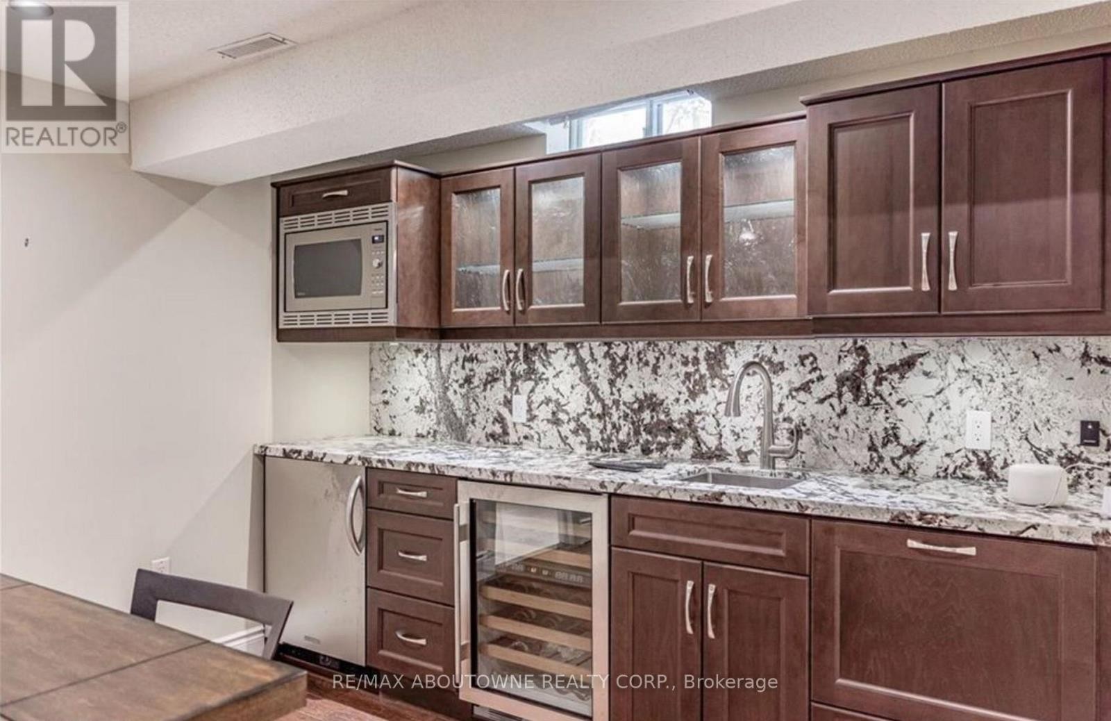 












500 BLENHEIM CRESCENT

,
Oakville (FD Ford),




Ontario
L6J6P7

