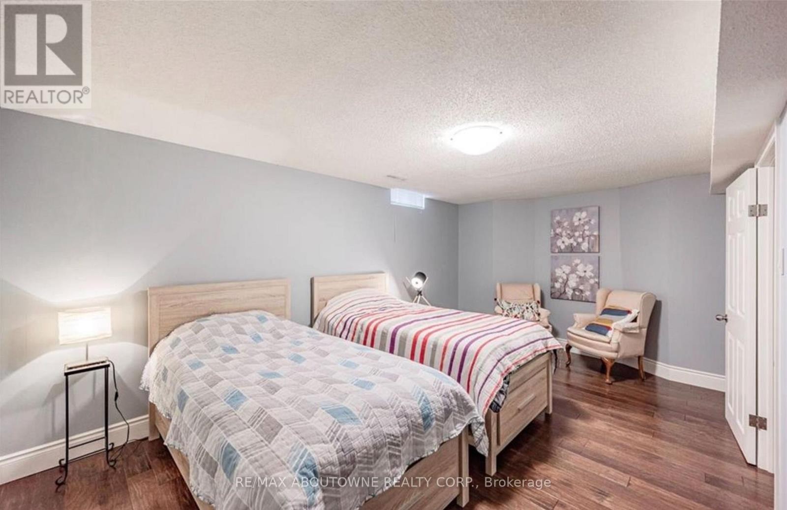 












500 BLENHEIM CRESCENT

,
Oakville (FD Ford),




Ontario
L6J6P7

