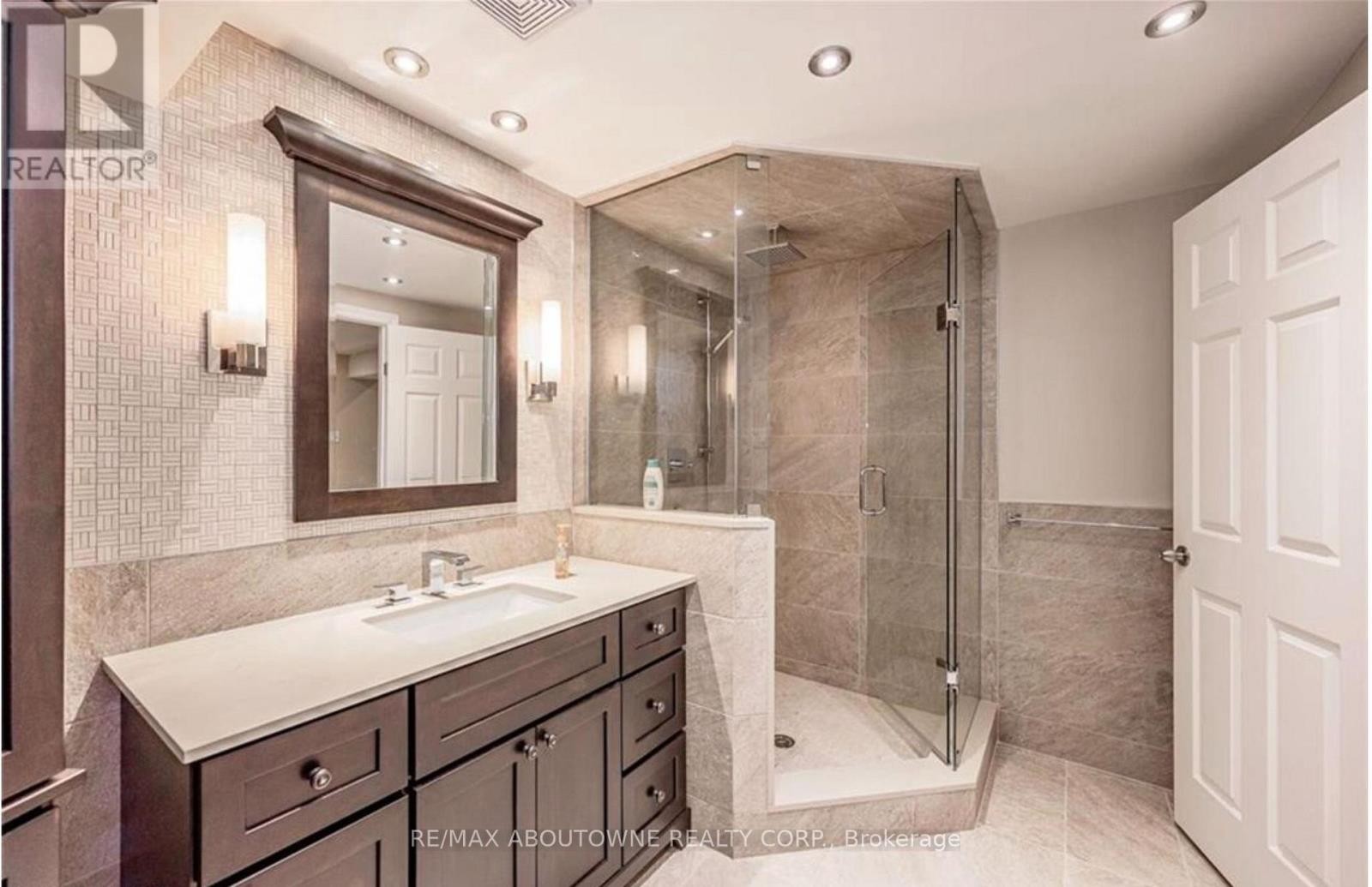 












500 BLENHEIM CRESCENT

,
Oakville (FD Ford),




Ontario
L6J6P7

