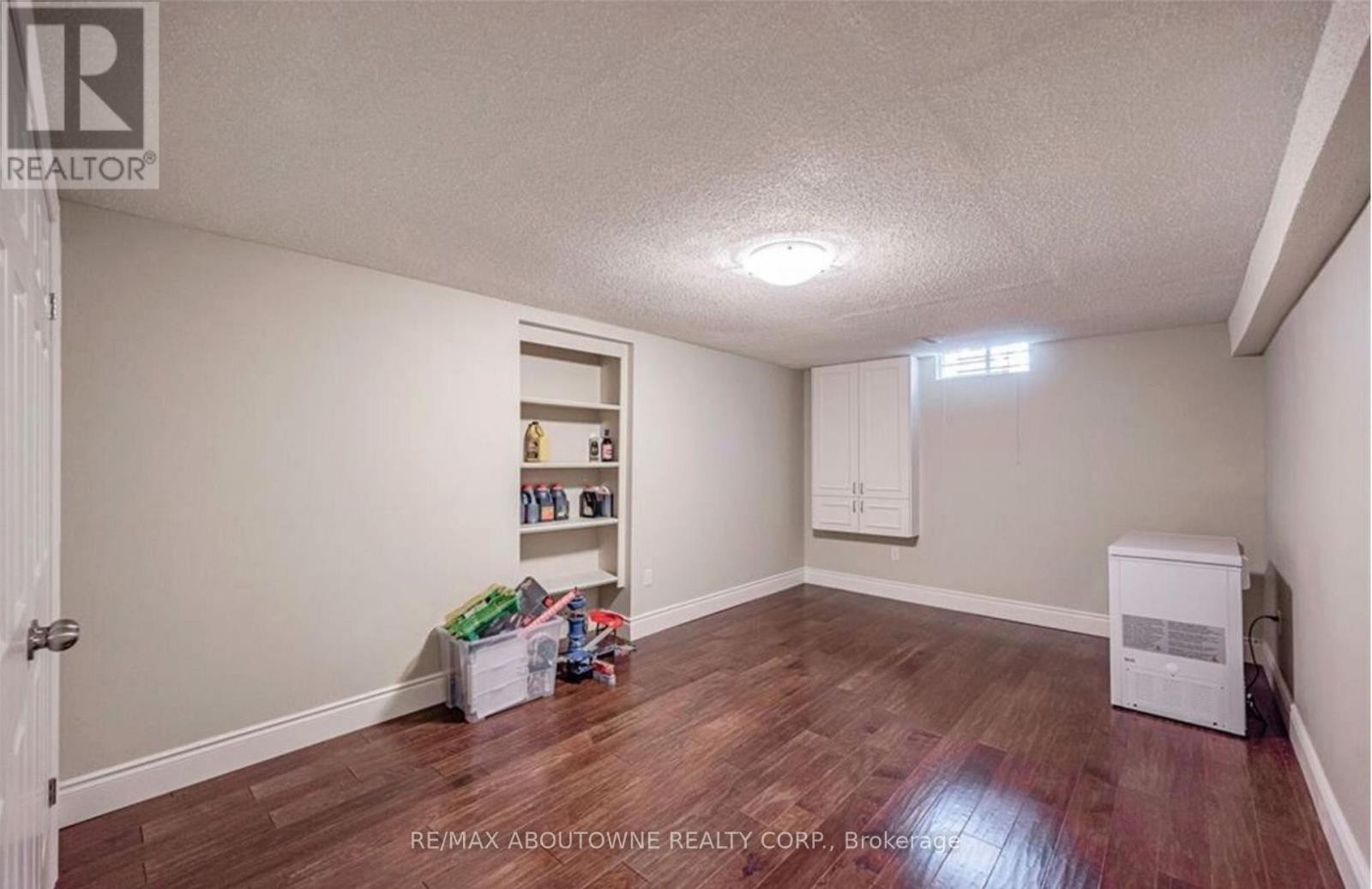 












500 BLENHEIM CRESCENT

,
Oakville (FD Ford),




Ontario
L6J6P7

