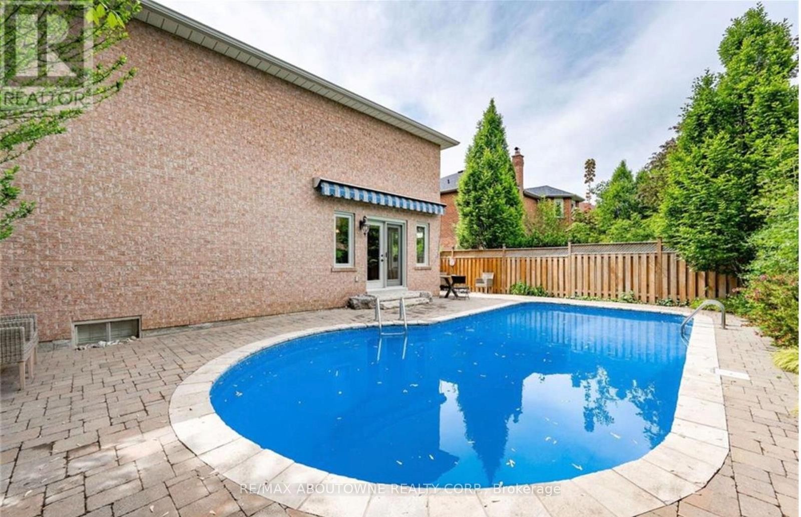 












500 BLENHEIM CRESCENT

,
Oakville (FD Ford),




Ontario
L6J6P7

