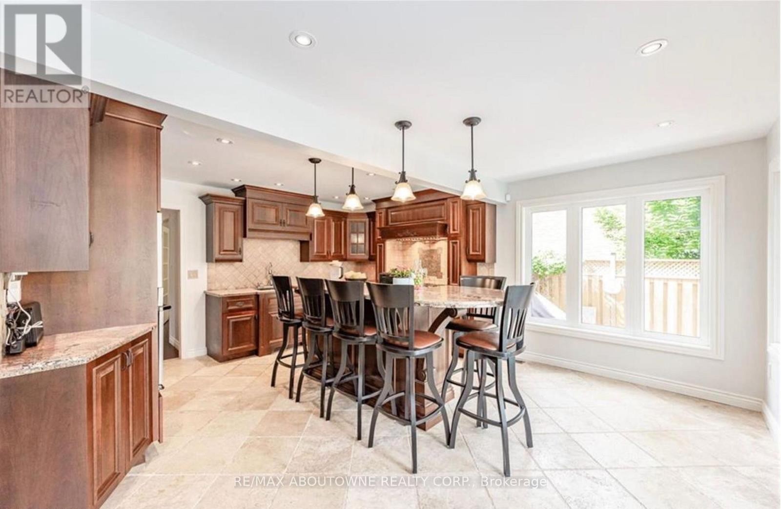 












500 BLENHEIM CRESCENT

,
Oakville (FD Ford),




Ontario
L6J6P7

