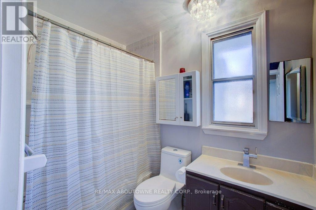 












114 RINGWOOD ROAD

,
Oakville (CP College Park),




Ontario
L6H1K2

