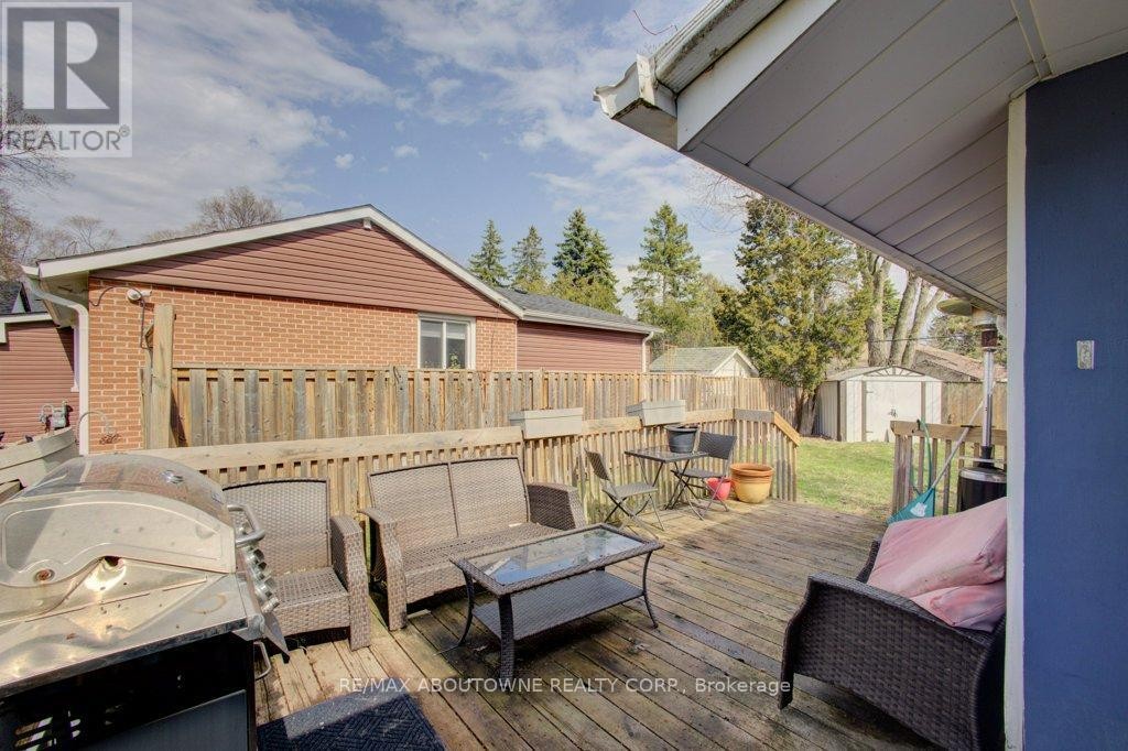 












114 RINGWOOD ROAD

,
Oakville (CP College Park),




Ontario
L6H1K2

