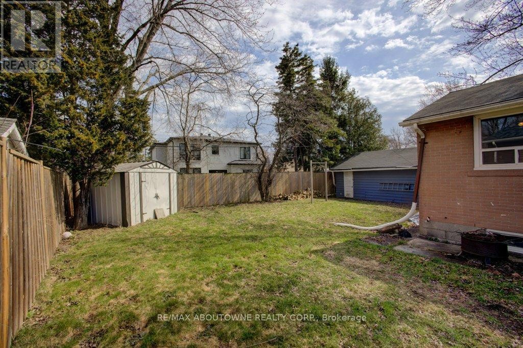 












114 RINGWOOD ROAD

,
Oakville (CP College Park),




Ontario
L6H1K2

