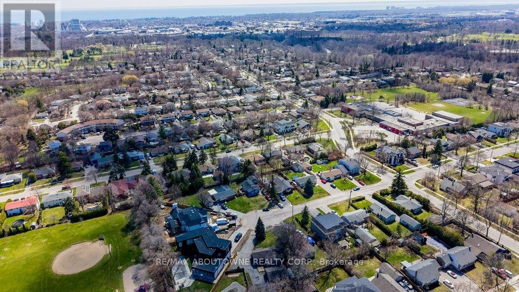 












114 RINGWOOD ROAD

,
Oakville (CP College Park),




Ontario
L6H1K2

