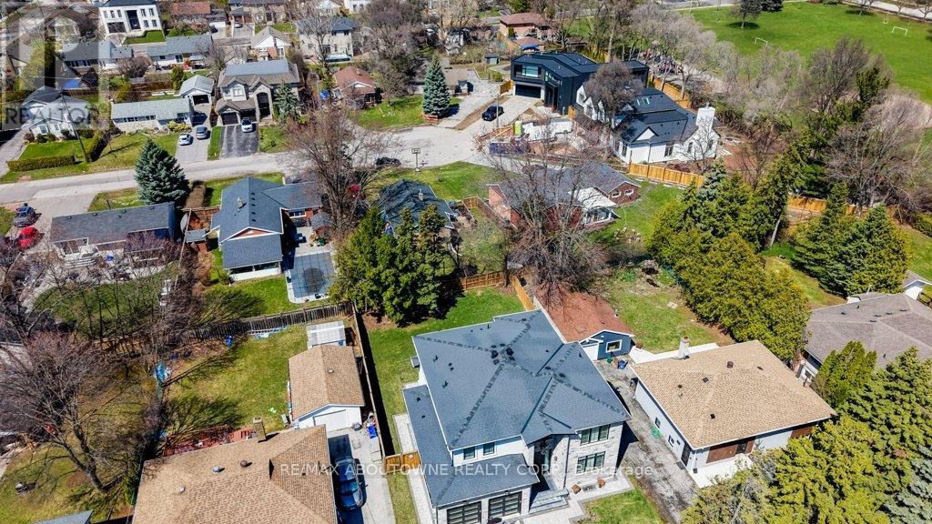 












114 RINGWOOD ROAD

,
Oakville (CP College Park),




Ontario
L6H1K2

