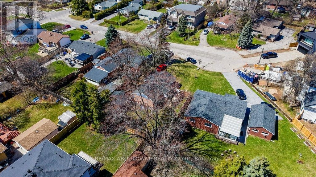 












114 RINGWOOD ROAD

,
Oakville (CP College Park),




Ontario
L6H1K2

