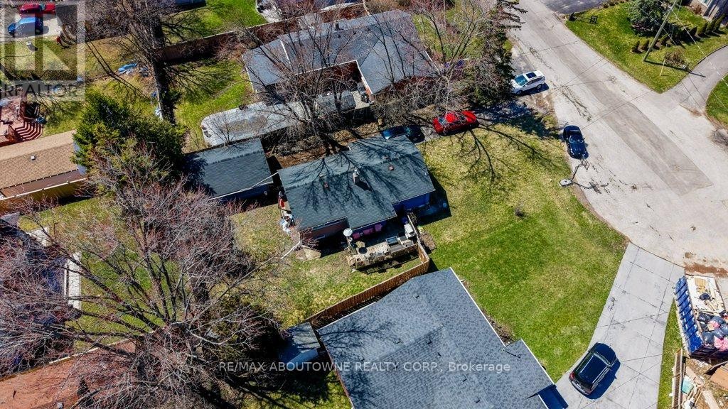 












114 RINGWOOD ROAD

,
Oakville (CP College Park),




Ontario
L6H1K2

