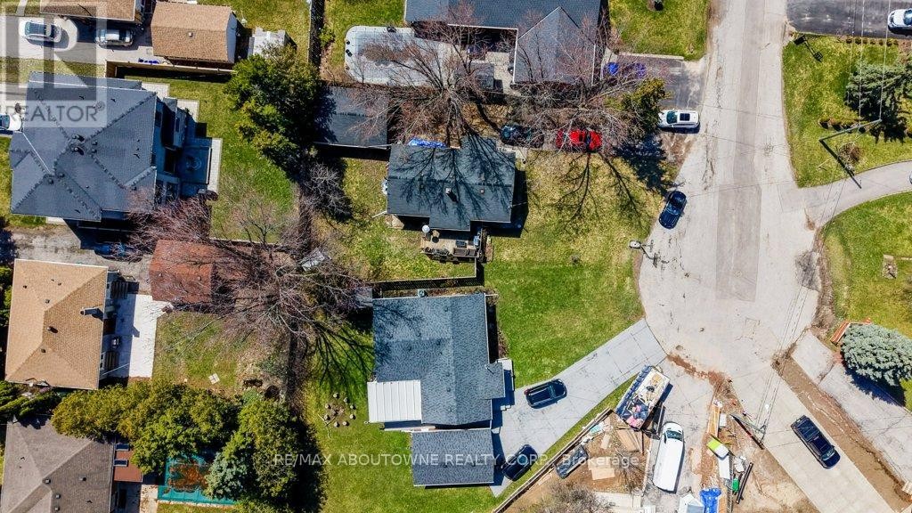 












114 RINGWOOD ROAD

,
Oakville (CP College Park),




Ontario
L6H1K2

