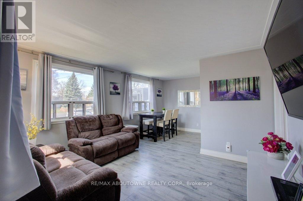 












114 RINGWOOD ROAD

,
Oakville (CP College Park),




Ontario
L6H1K2

