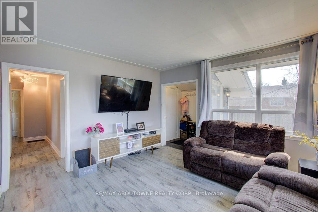 












114 RINGWOOD ROAD

,
Oakville (CP College Park),




Ontario
L6H1K2

