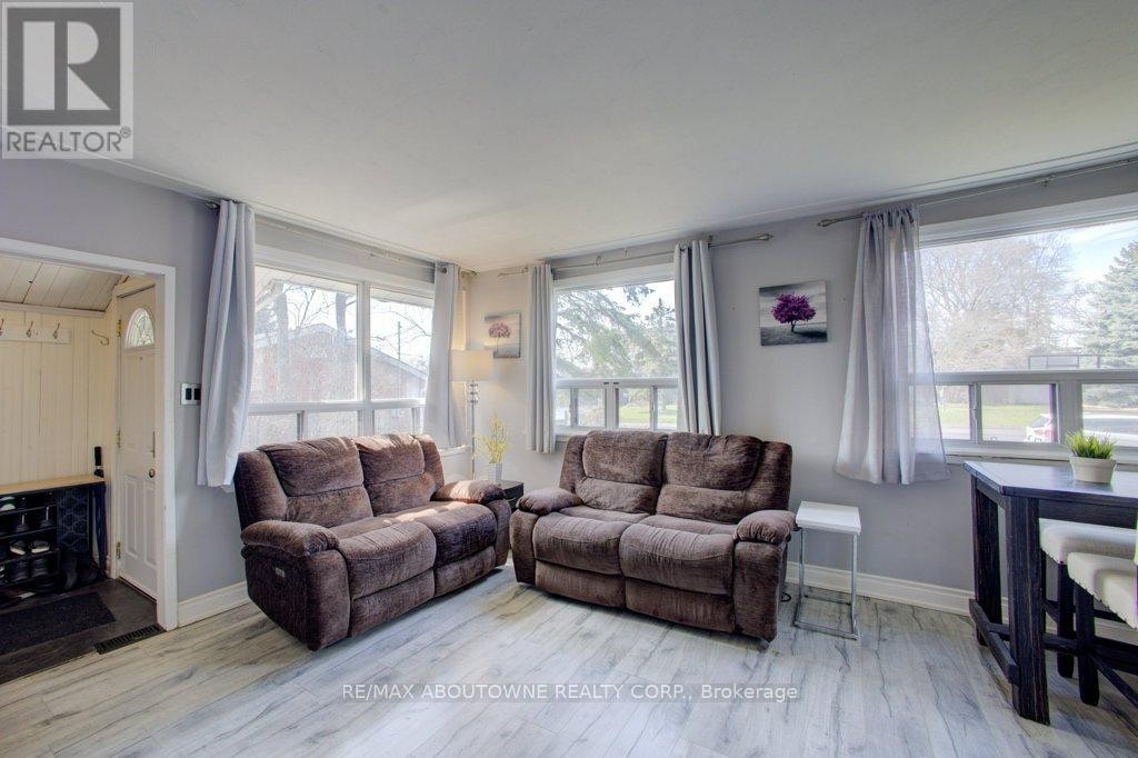 












114 RINGWOOD ROAD

,
Oakville (CP College Park),




Ontario
L6H1K2

