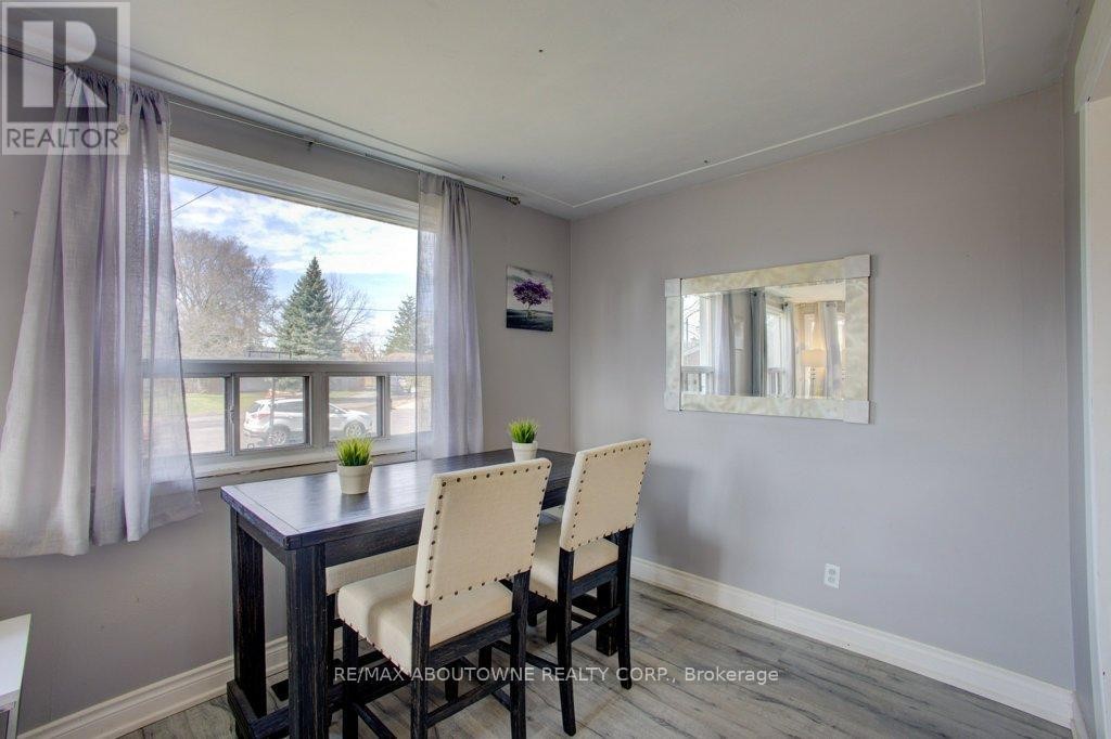 












114 RINGWOOD ROAD

,
Oakville (CP College Park),




Ontario
L6H1K2

