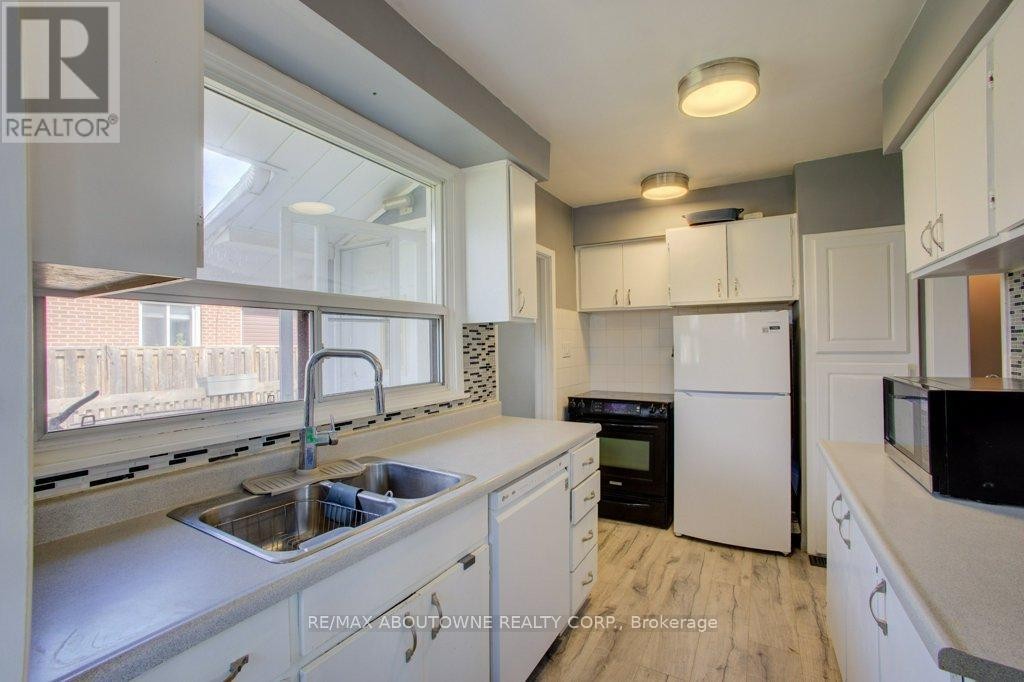 












114 RINGWOOD ROAD

,
Oakville (CP College Park),




Ontario
L6H1K2

