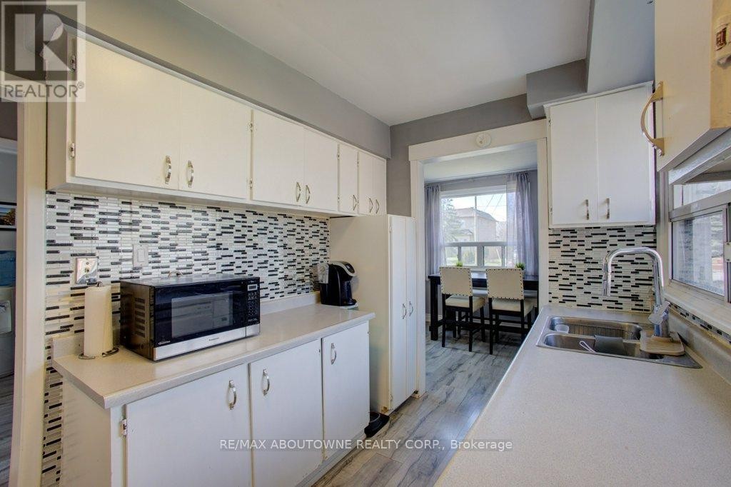 












114 RINGWOOD ROAD

,
Oakville (CP College Park),




Ontario
L6H1K2

