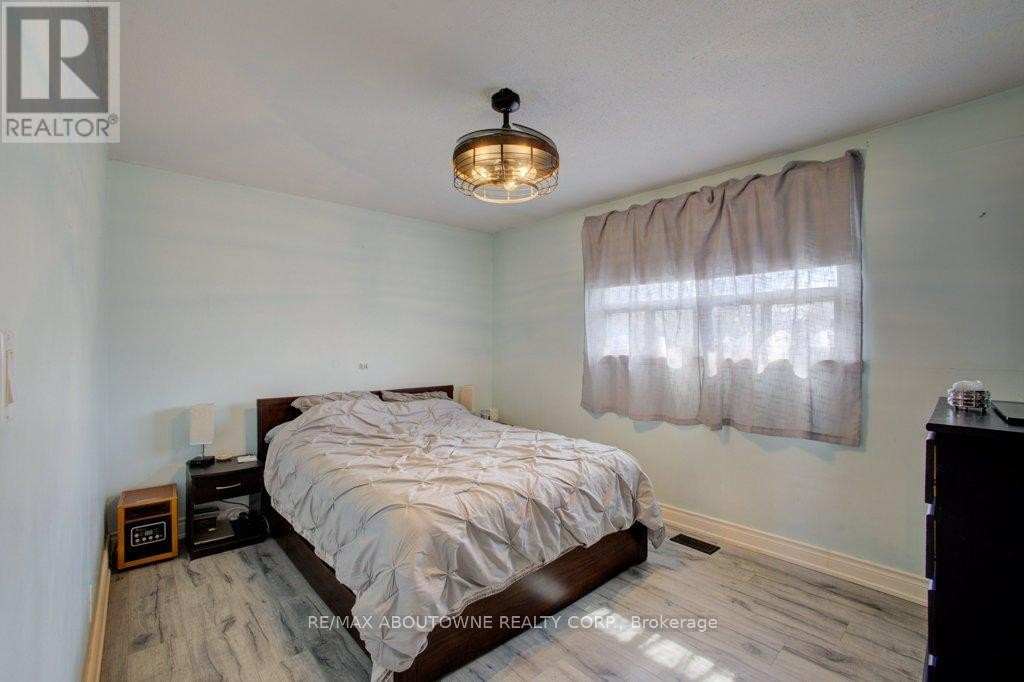 












114 RINGWOOD ROAD

,
Oakville (CP College Park),




Ontario
L6H1K2

