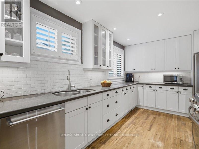












2501 YARMOUTH CRESCENT

,
Oakville (WO West),




Ontario
L6L2M9

