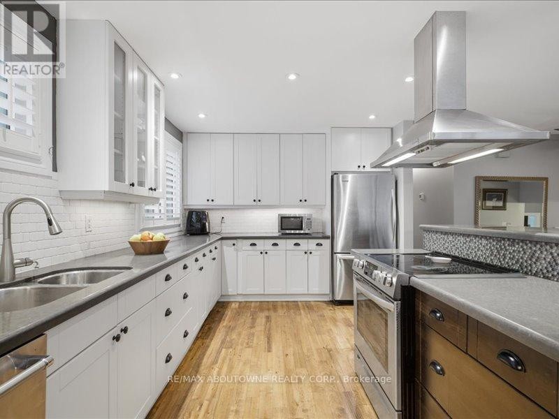 












2501 YARMOUTH CRESCENT

,
Oakville (WO West),




Ontario
L6L2M9

