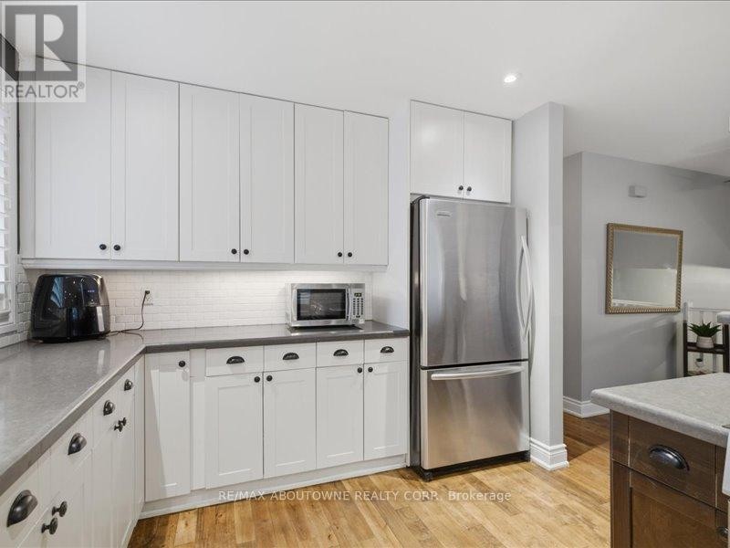 












2501 YARMOUTH CRESCENT

,
Oakville (WO West),




Ontario
L6L2M9

