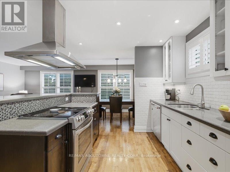 












2501 YARMOUTH CRESCENT

,
Oakville (WO West),




Ontario
L6L2M9

