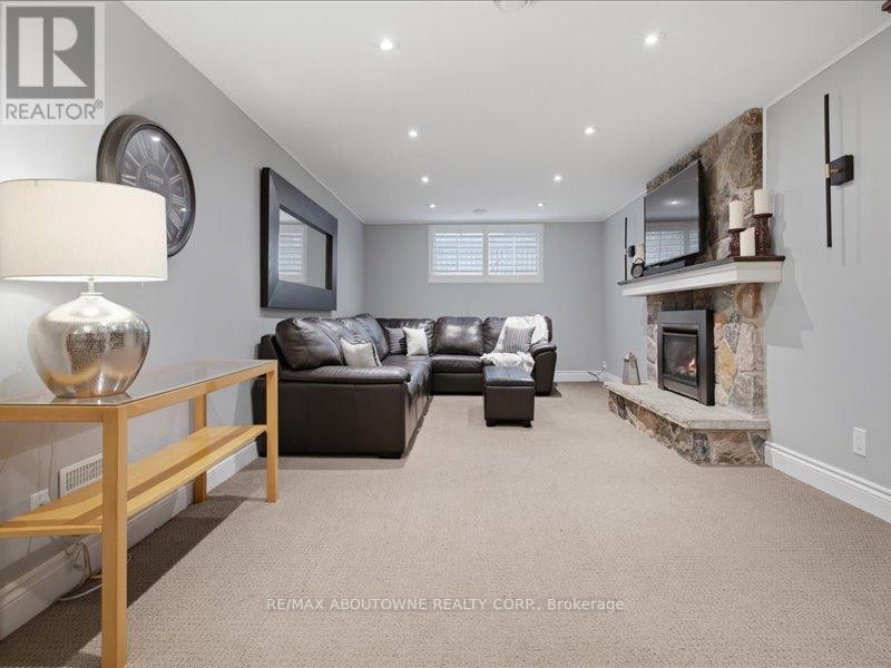 












2501 YARMOUTH CRESCENT

,
Oakville (WO West),




Ontario
L6L2M9

