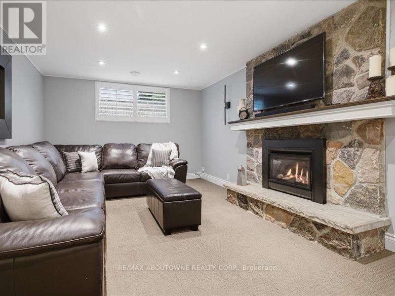 












2501 YARMOUTH CRESCENT

,
Oakville (WO West),




Ontario
L6L2M9

