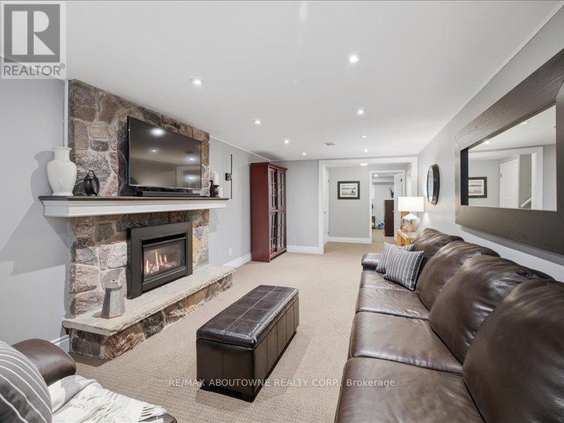 












2501 YARMOUTH CRESCENT

,
Oakville (WO West),




Ontario
L6L2M9

