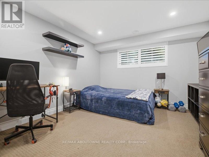 












2501 YARMOUTH CRESCENT

,
Oakville (WO West),




Ontario
L6L2M9

