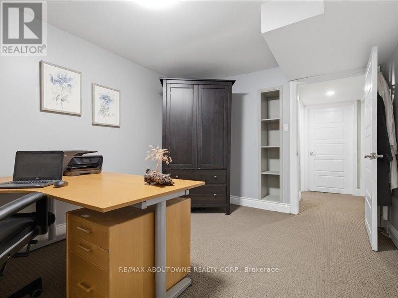 












2501 YARMOUTH CRESCENT

,
Oakville (WO West),




Ontario
L6L2M9

