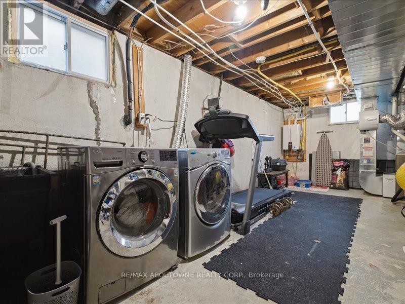 












2501 YARMOUTH CRESCENT

,
Oakville (WO West),




Ontario
L6L2M9

