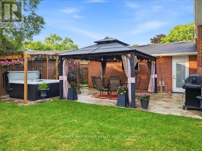 












2501 YARMOUTH CRESCENT

,
Oakville (WO West),




Ontario
L6L2M9


