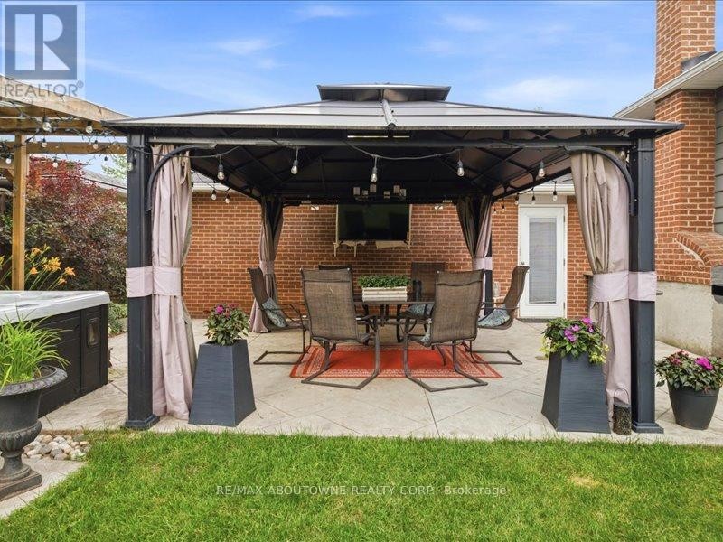 












2501 YARMOUTH CRESCENT

,
Oakville (WO West),




Ontario
L6L2M9

