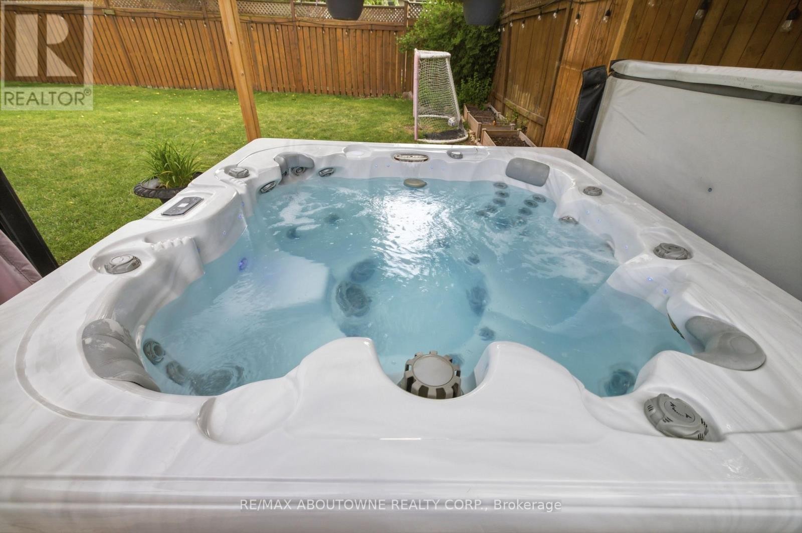 












2501 YARMOUTH CRESCENT

,
Oakville (WO West),




Ontario
L6L2M9

