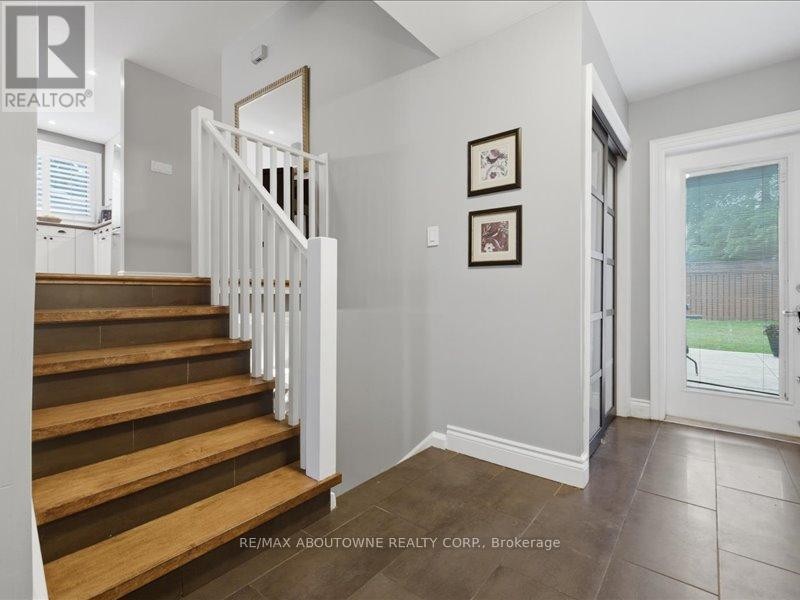 












2501 YARMOUTH CRESCENT

,
Oakville (WO West),




Ontario
L6L2M9

