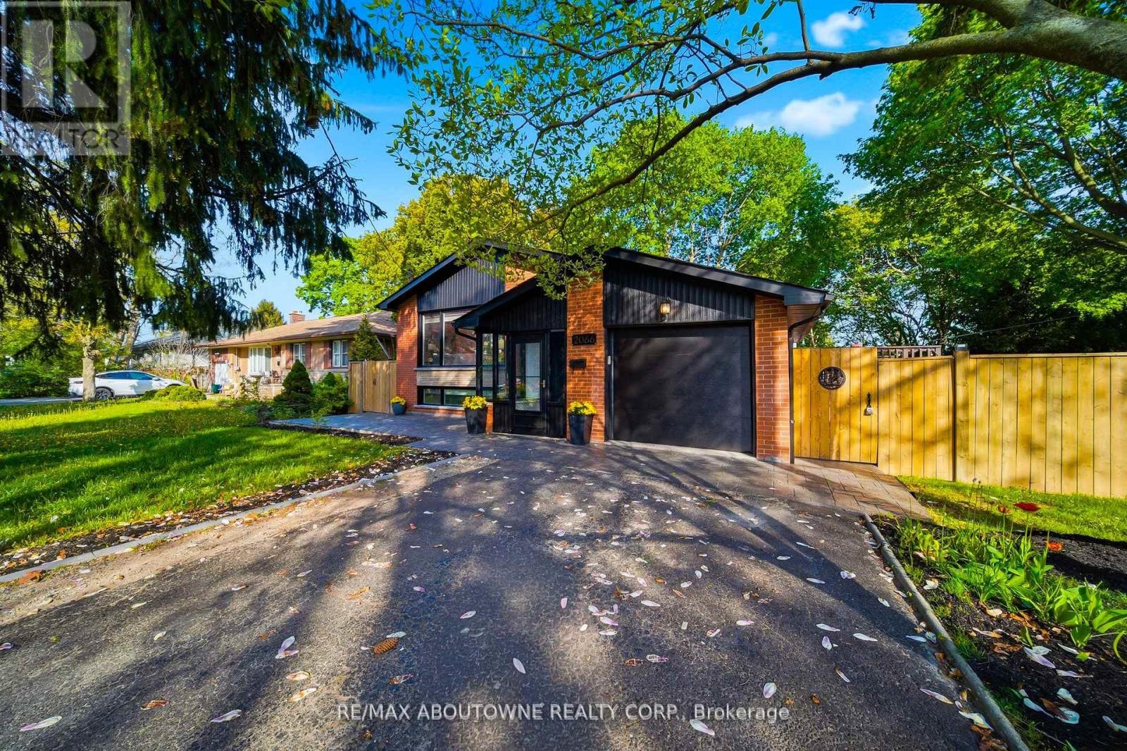 












2066 REBECCA STREET

,
Oakville (BR Bronte),




Ontario
L6L2A2

