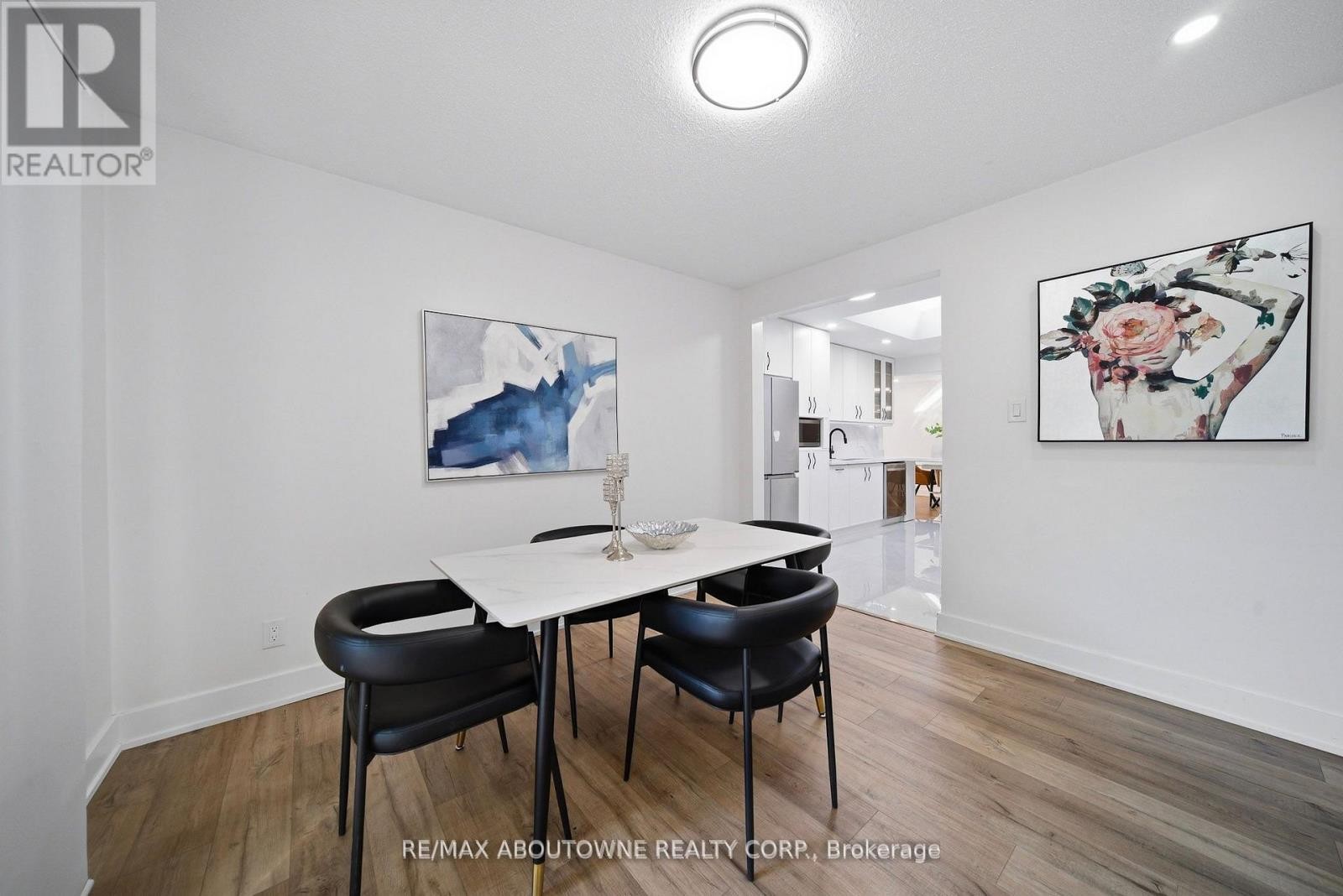 












2066 REBECCA STREET

,
Oakville (BR Bronte),




Ontario
L6L2A2

