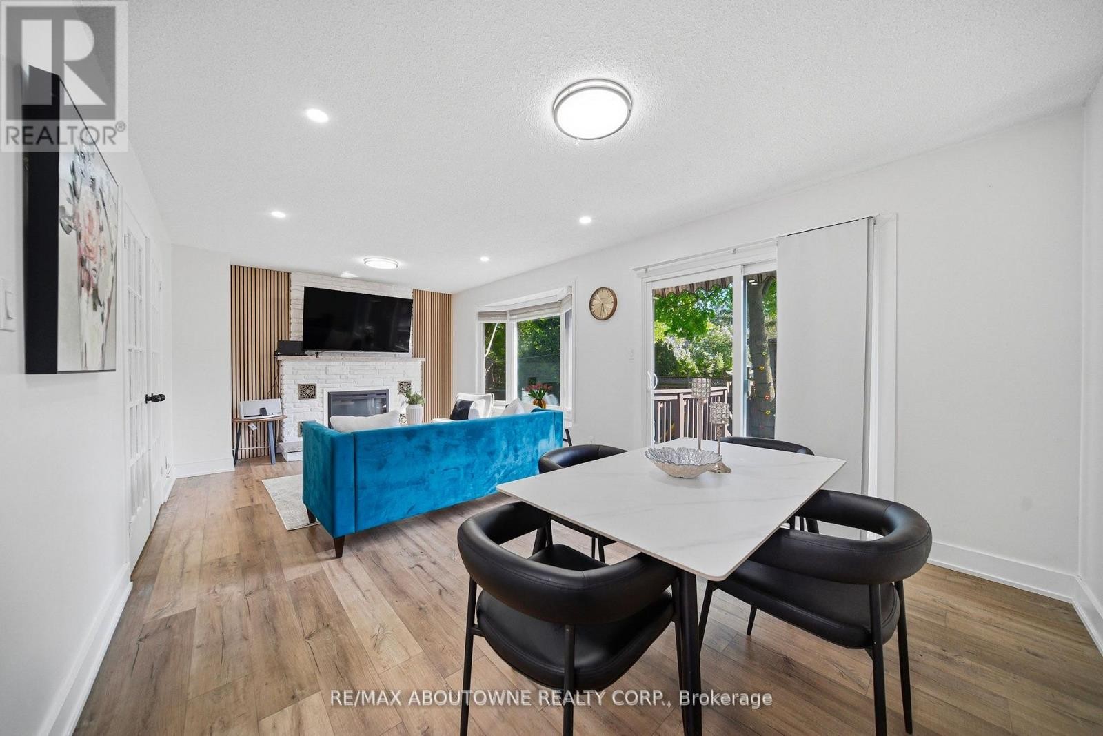 












2066 REBECCA STREET

,
Oakville (BR Bronte),




Ontario
L6L2A2

