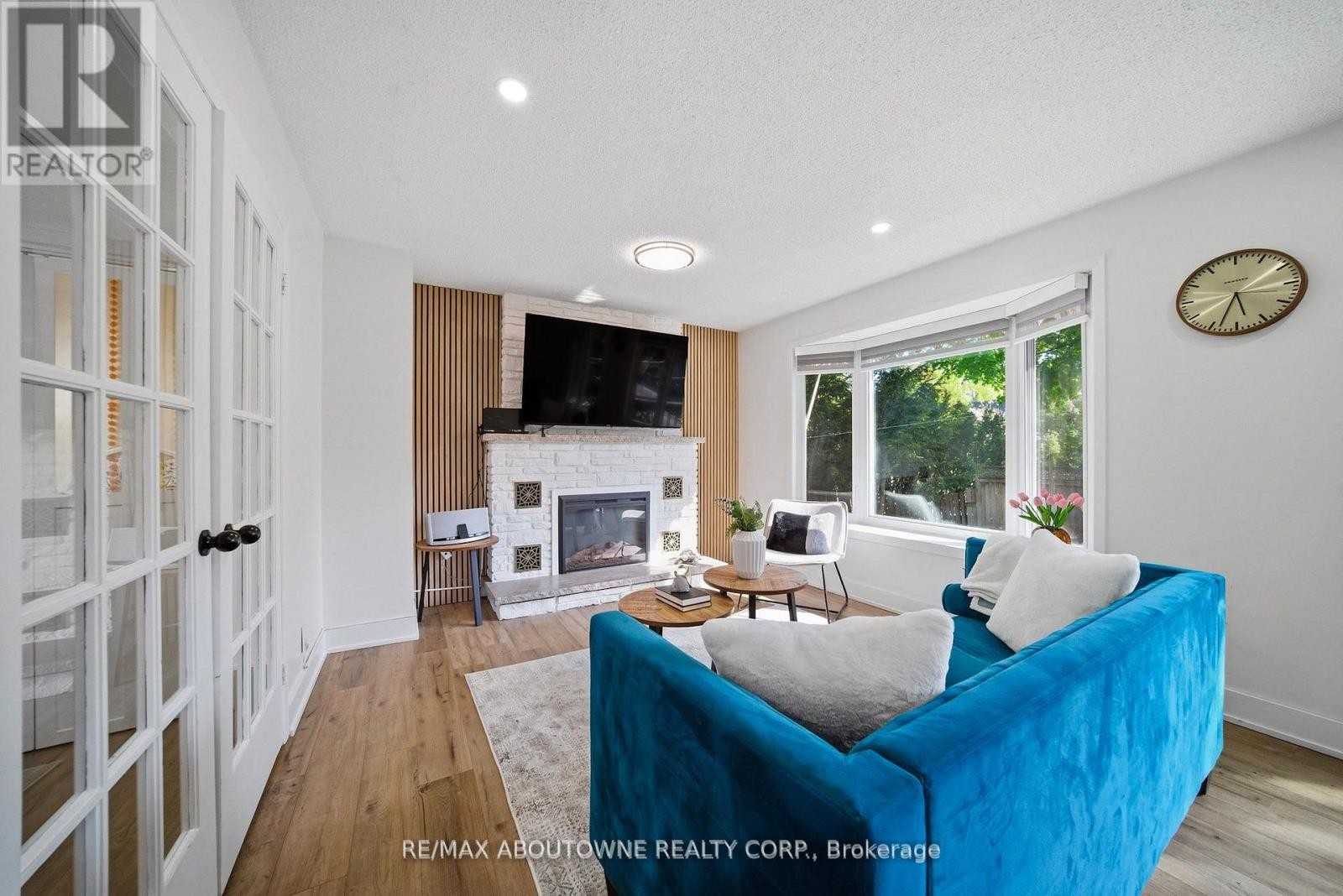 












2066 REBECCA STREET

,
Oakville (BR Bronte),




Ontario
L6L2A2

