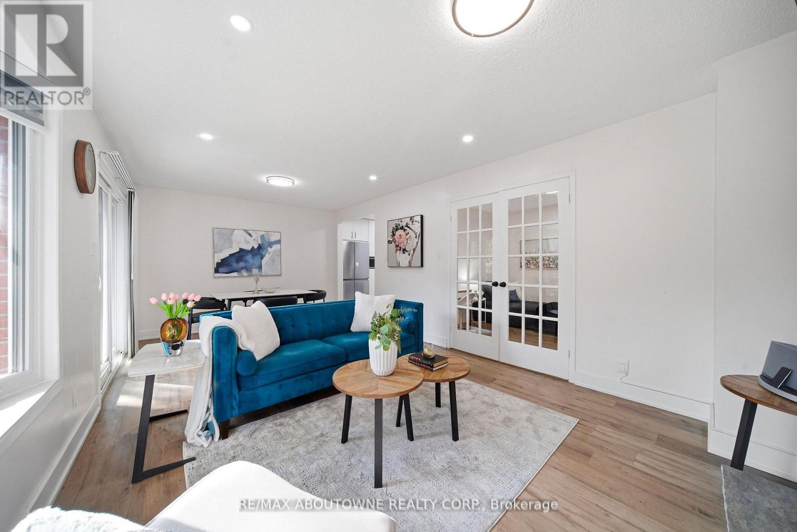 












2066 REBECCA STREET

,
Oakville (BR Bronte),




Ontario
L6L2A2

