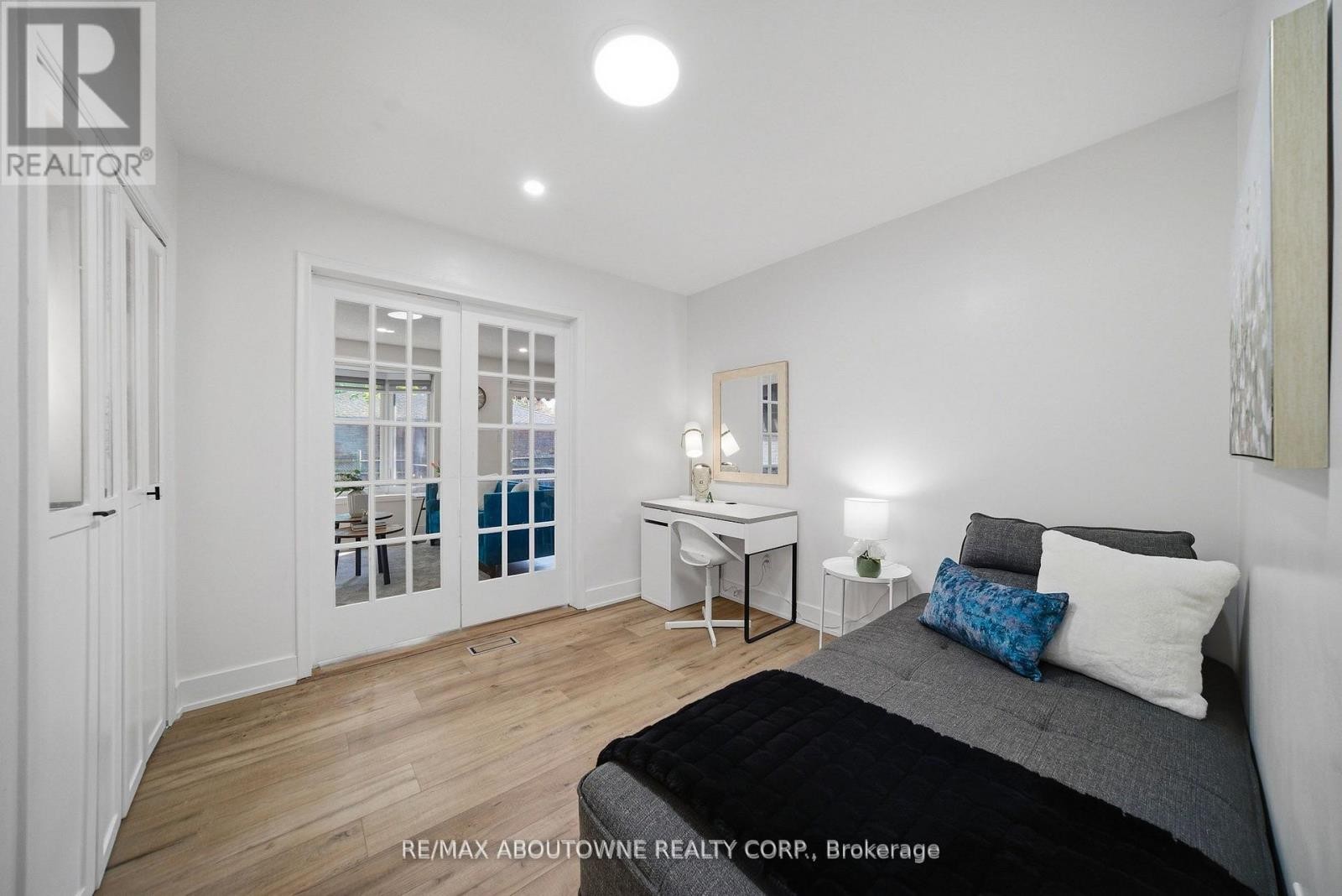 












2066 REBECCA STREET

,
Oakville (BR Bronte),




Ontario
L6L2A2

