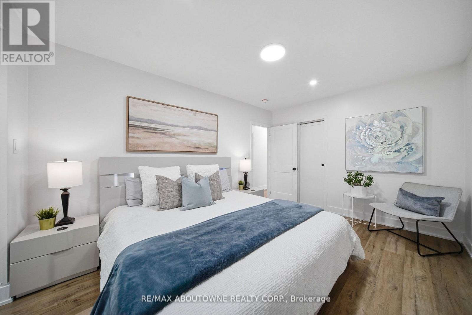 












2066 REBECCA STREET

,
Oakville (BR Bronte),




Ontario
L6L2A2

