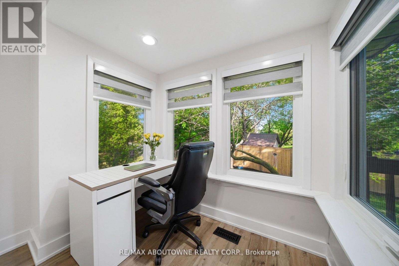 












2066 REBECCA STREET

,
Oakville (BR Bronte),




Ontario
L6L2A2

