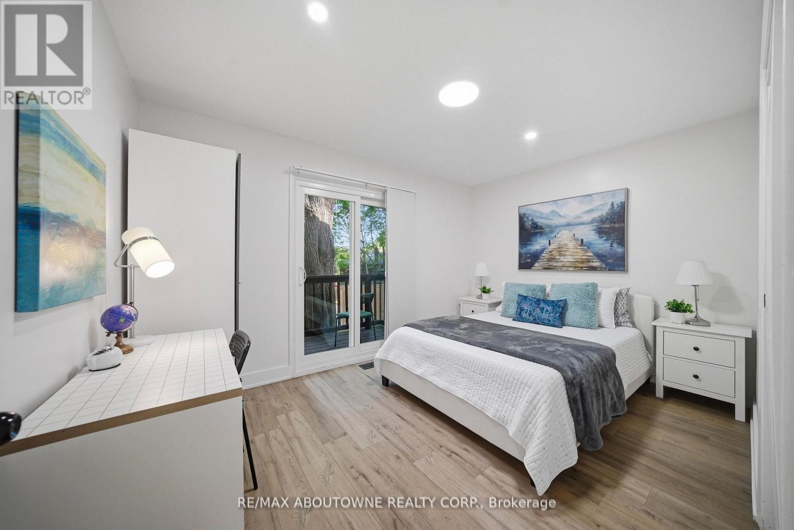 












2066 REBECCA STREET

,
Oakville (BR Bronte),




Ontario
L6L2A2

