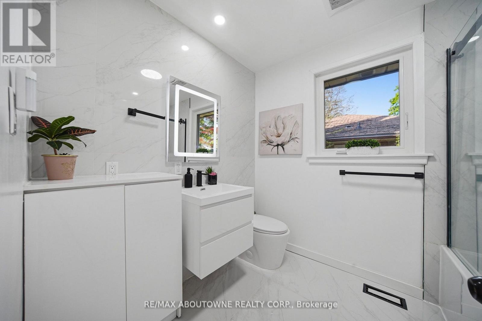 












2066 REBECCA STREET

,
Oakville (BR Bronte),




Ontario
L6L2A2

