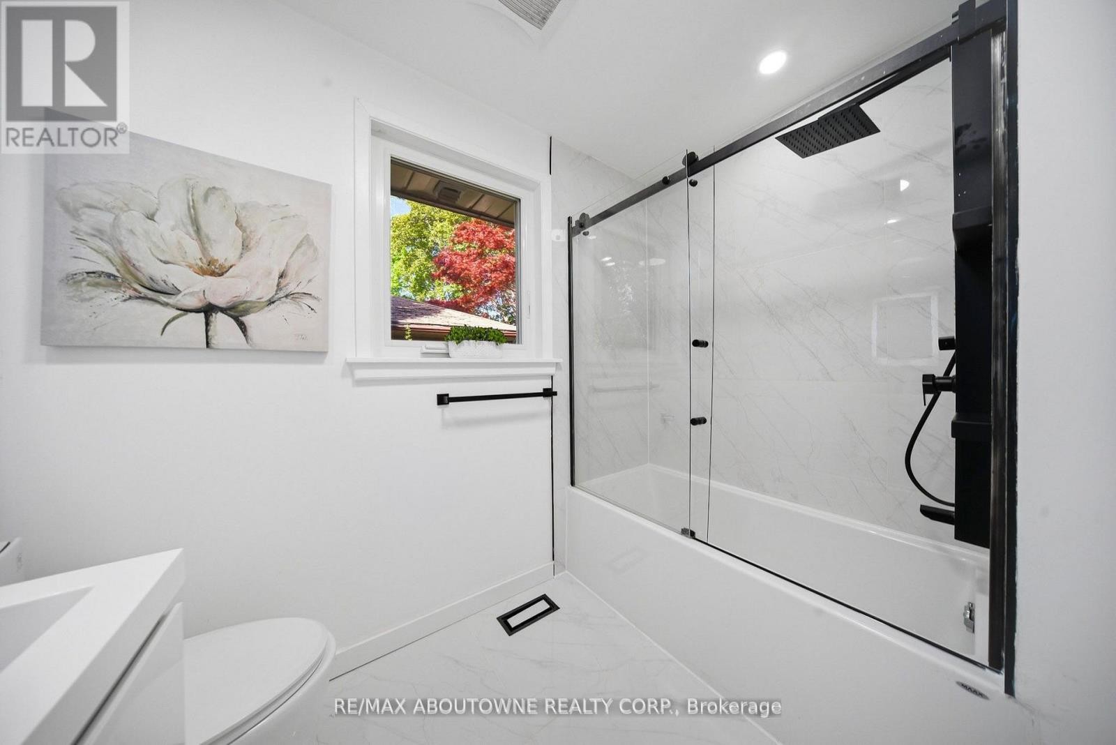 












2066 REBECCA STREET

,
Oakville (BR Bronte),




Ontario
L6L2A2

